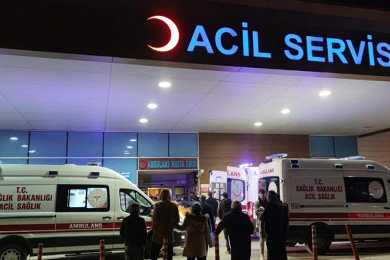 Bağcılar'da Bıçaklı Kavga: Polisler Yaralandı, Şüpheliler Gözaltında