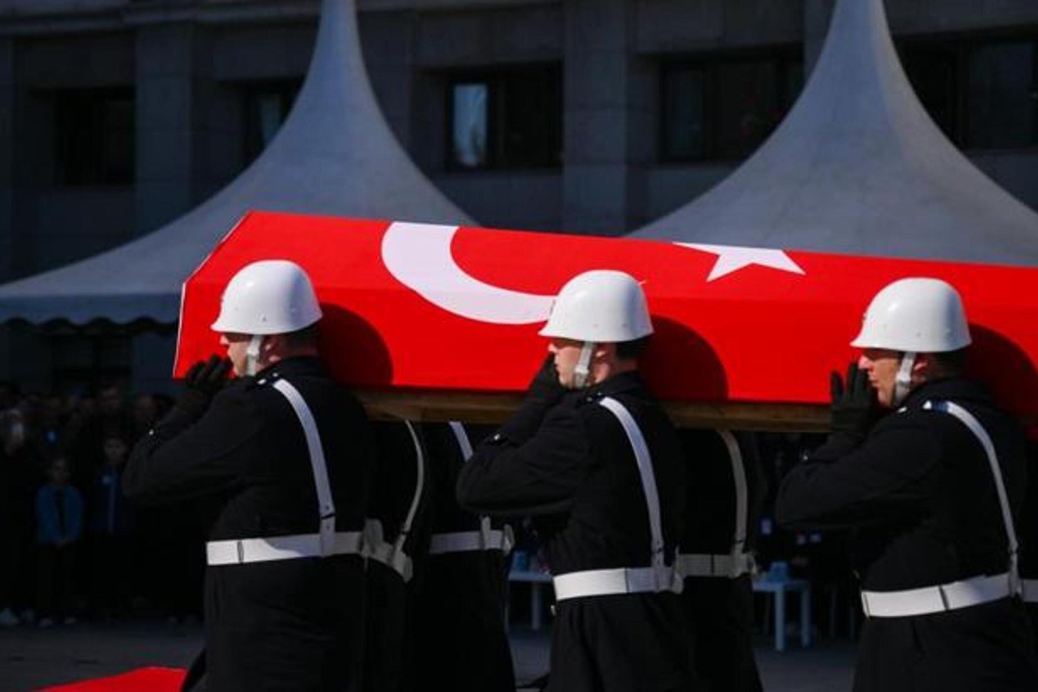 Adalet Bakanı Akın Gürlek'ten Polis Şehitlerine Saygı Duruşu