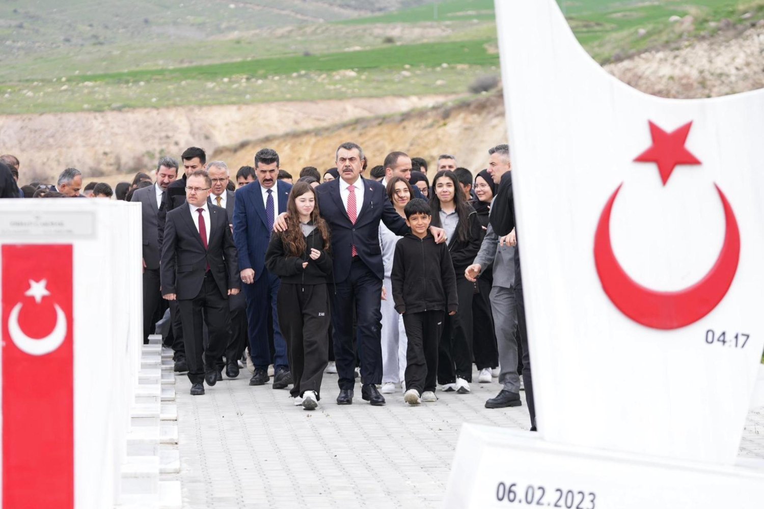 Milli Eğitim Bakanı Yusif Tekin, Öğrencilerle Birlikte Şehit Öğretmenler Abidesi'nde Anma Töreni Gerçekleştirdi