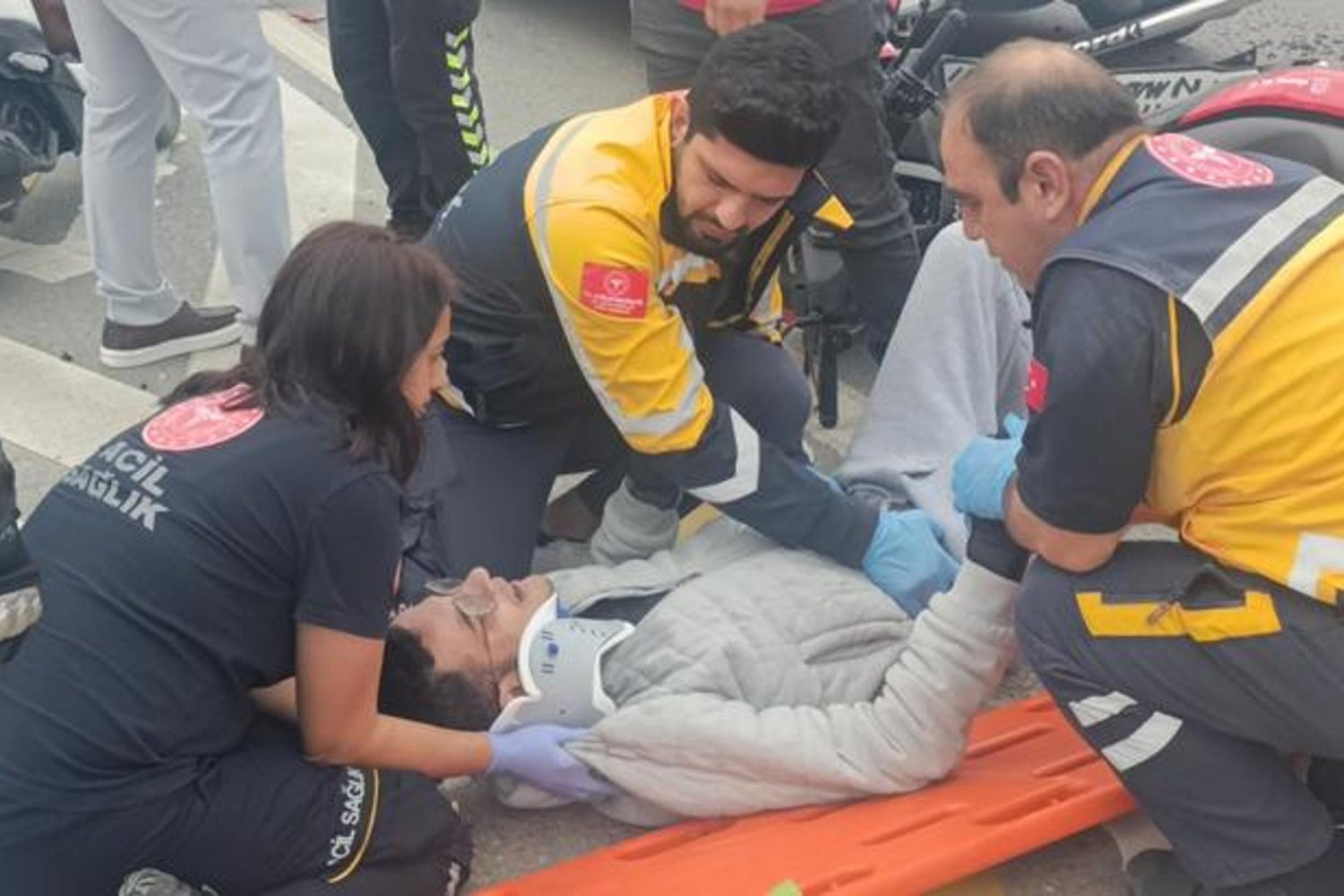 Antalya'da Şok Kaza: Motosiklet Sürücüsü Kendisine Yardım Edenlere 'Ben Nasıl Kaza Yaptım' Diye Sordu