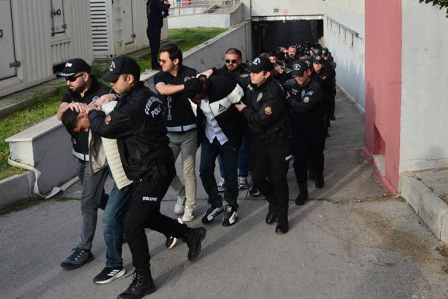 Adana'da Organize Suç Örgütüne Darbe: 287 Şüpheli Gözaltında!