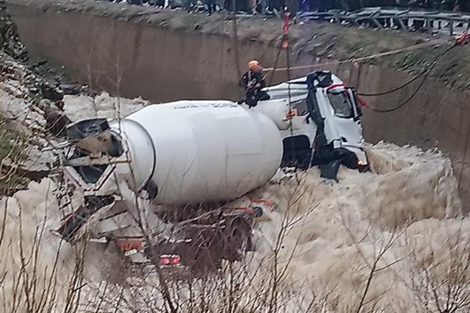 Kaza Tatvan-Hizan'da: Beton Mikseri Dereye Uçtu, Arama Çalışmaları Sürüyor