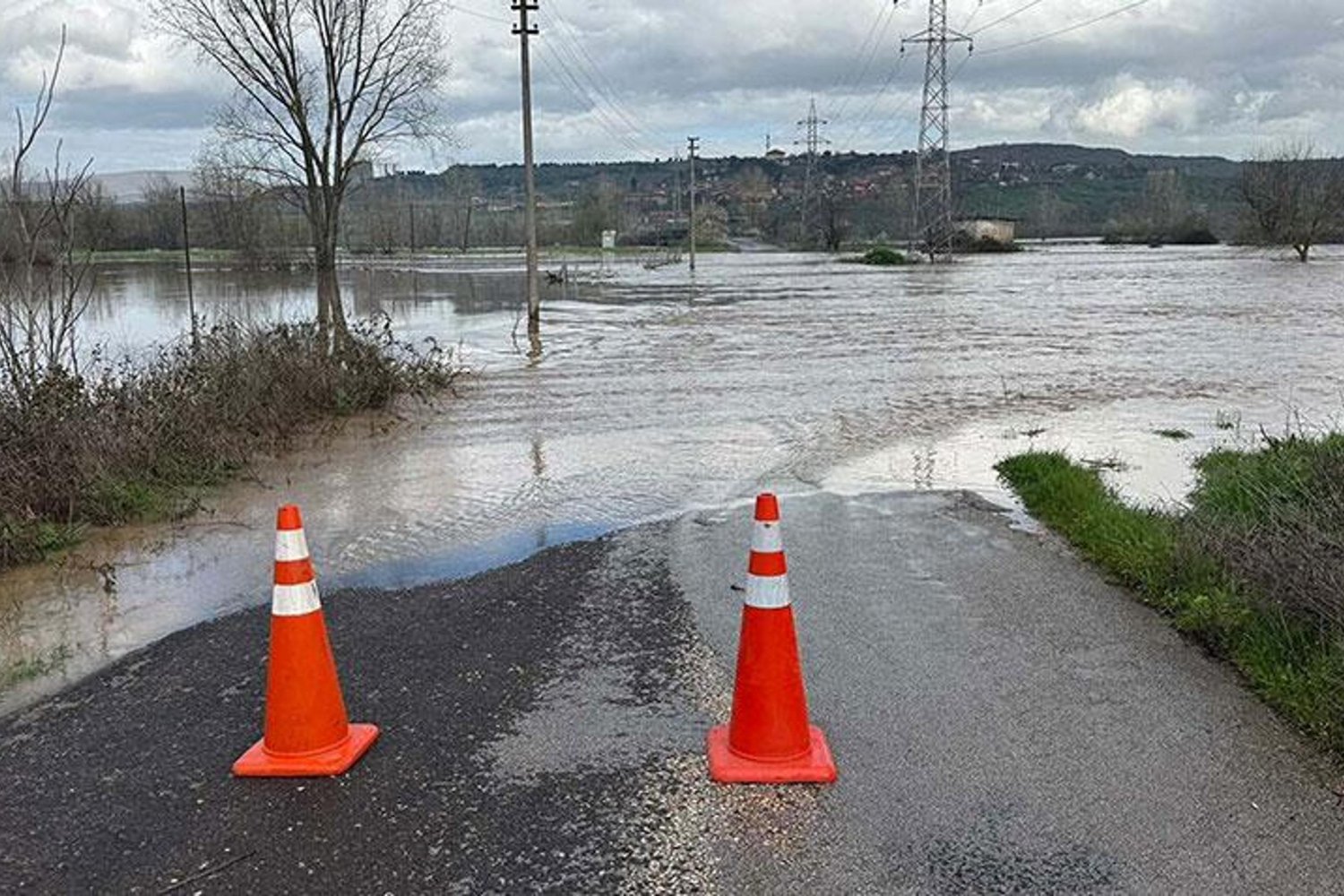 Meteorolojiden Uyarı: Sağanak Çanakkale'de Şiddetlendi, Taşkınlar Yaşandı