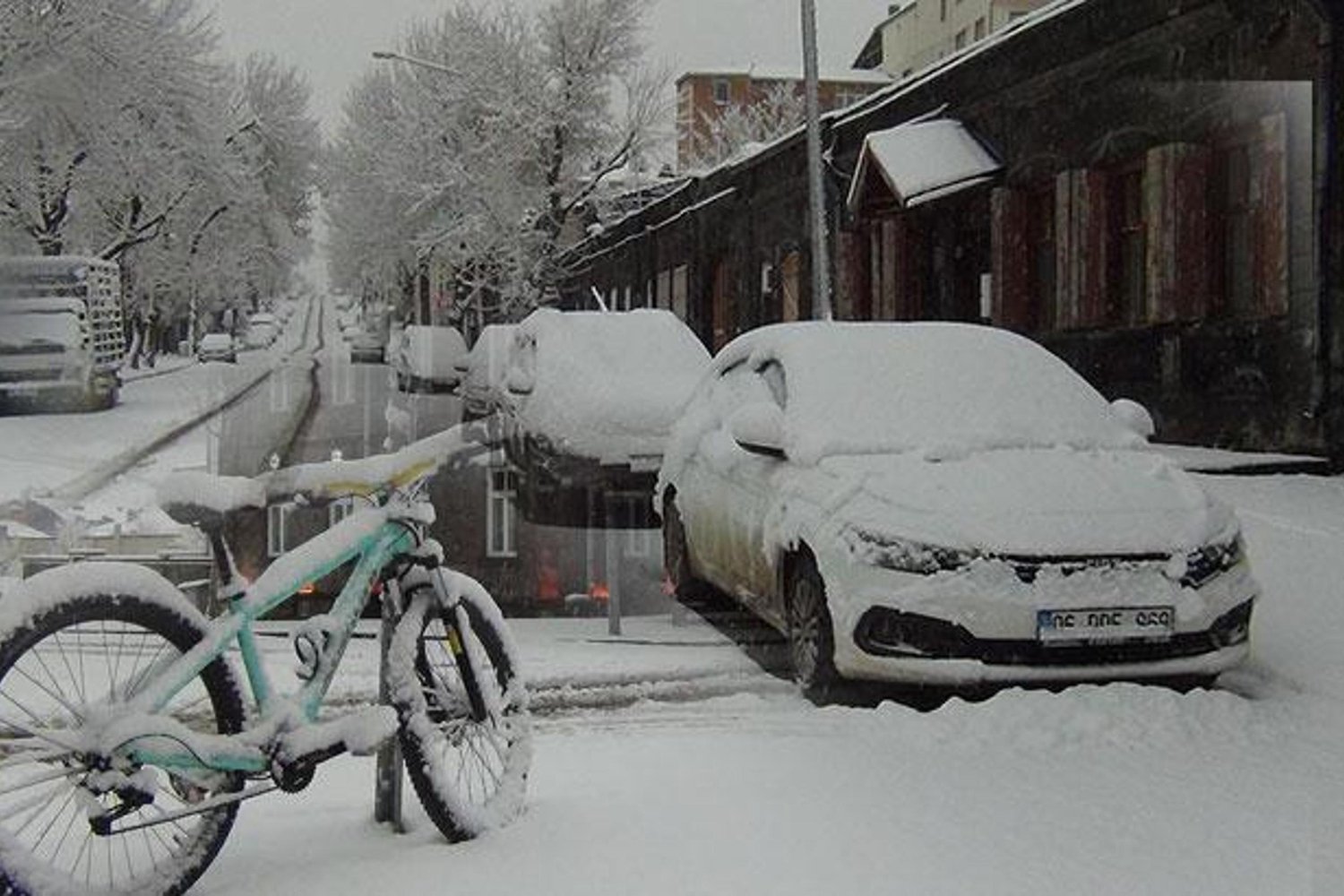 Bahar Günü Kars'ta Kar Yağışıyla Yeniden Kış Manzarası Nefes Kesti