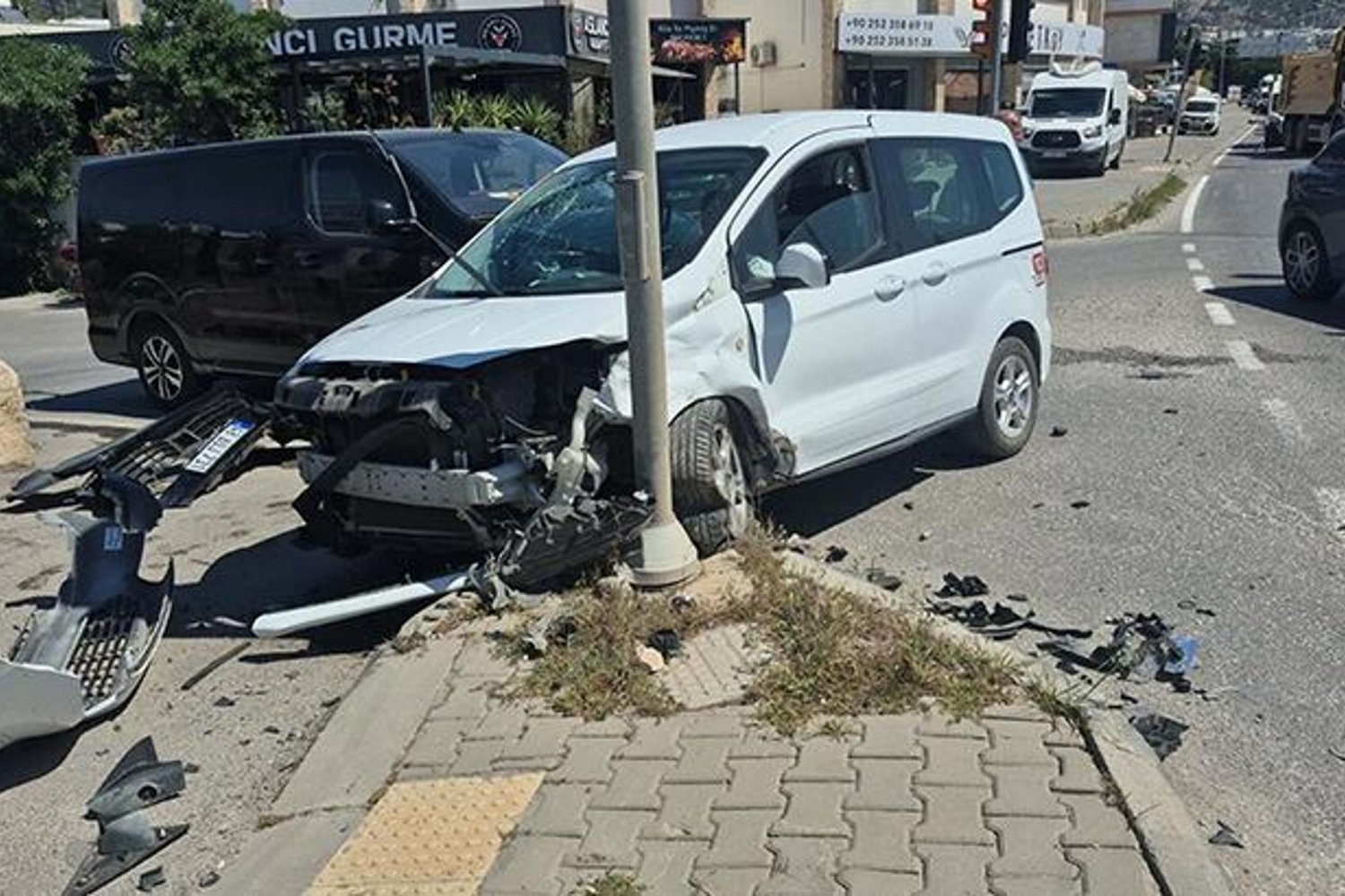 Kara Noktasında Kaza: Sahil Güvenlik Aracı ve Otomobil Çarpıştı