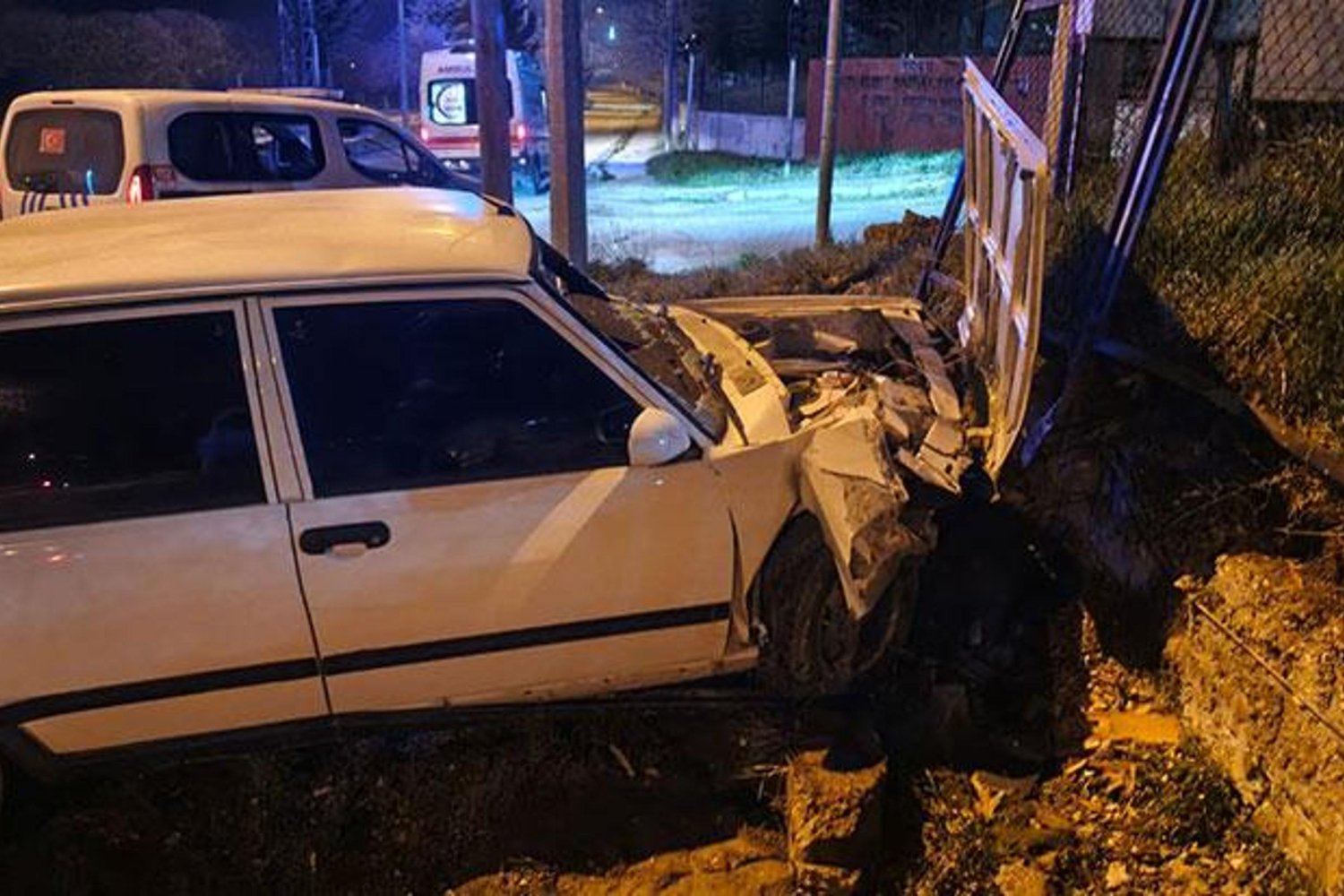 Bolu'da Alkollü Sürücü İstinat Duvarına Çarptı: Yaralı ve Ceza Yağdı