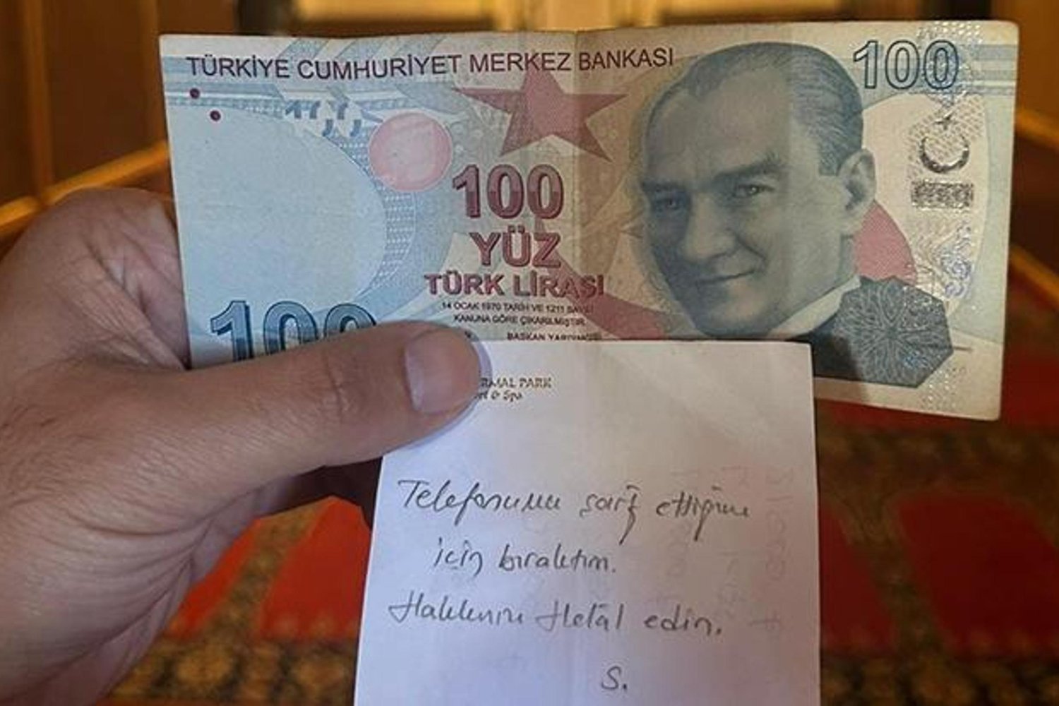 Bolu Mudurnu'da Namaz Sırasında Telefon Şarj Eden Kişi Hakkını Helal Etti Notuyla Para Bıraktı