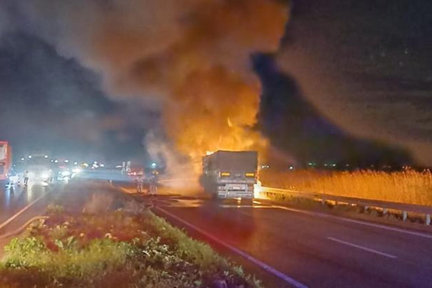 Yangın Alarmında Uluabat'ta TIR Alevlere Teslim Oldu!