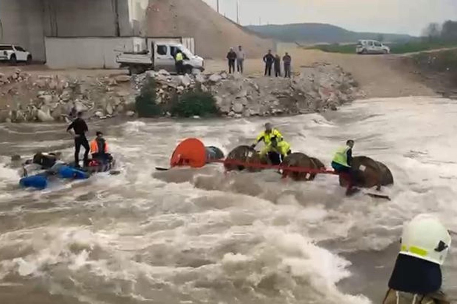 İnegöl'de Traktör Devrildi: İşçiler Derede Mahsur Kaldı!