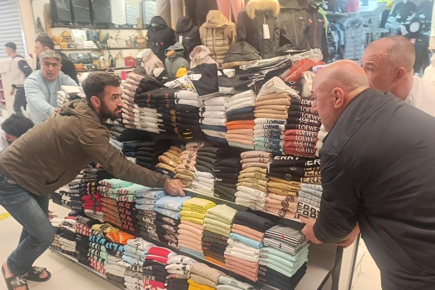 Antalya'daki İş Merkezi Yangını Panik Yarattı, İki Kişi Hastaneye Kaldırıldı