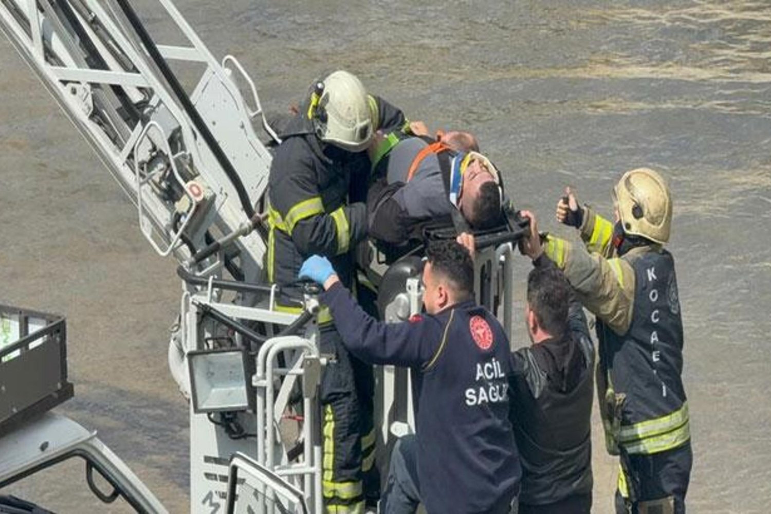 Kocaeli'de Kamyonet Dereye Düştü: Sürücü Hayatını Kaybetti