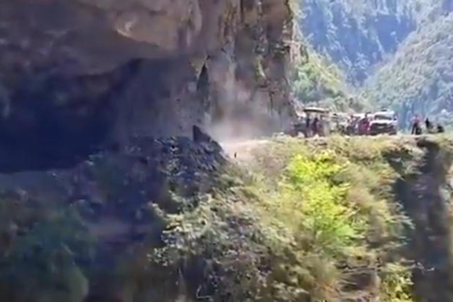 Kaya Düşmesi Şok Etkisi Yaptı: Himachal Pradesh'te Anında Çöken Dev Parça