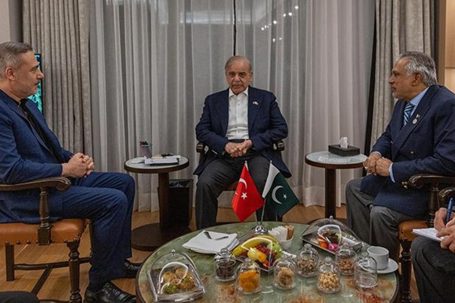 Dışişleri Bakanı Fidan Pakistan Başbakanıyla Antalya'da Görüştü