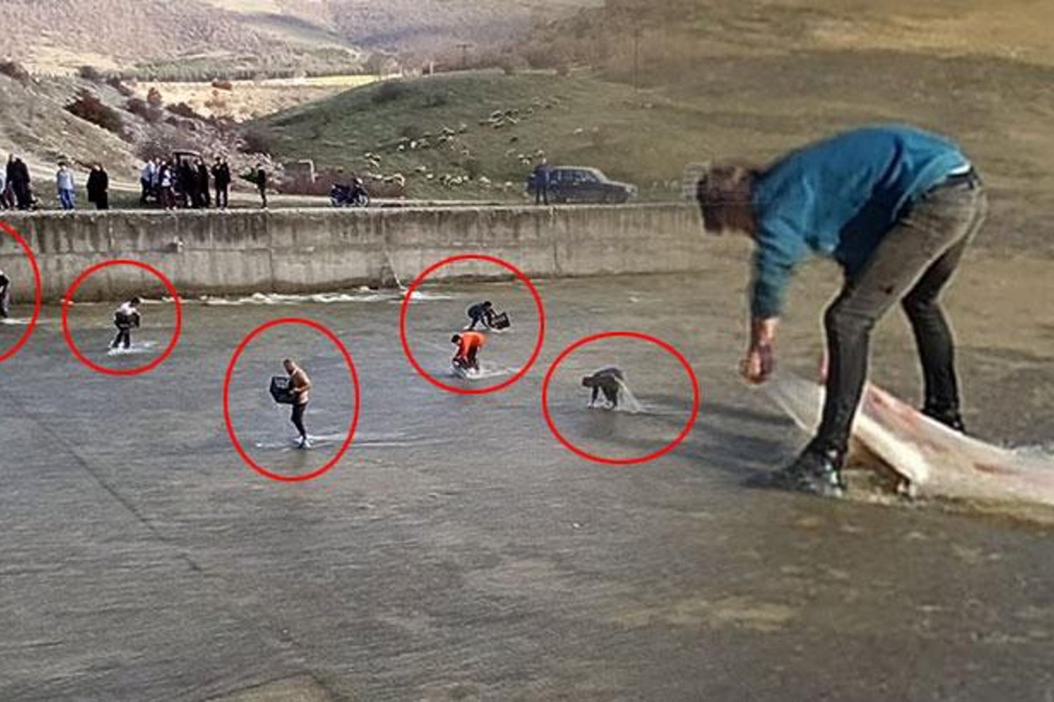 Akharım'da Baraj Taşması Balık Bolluğu Sağladı!