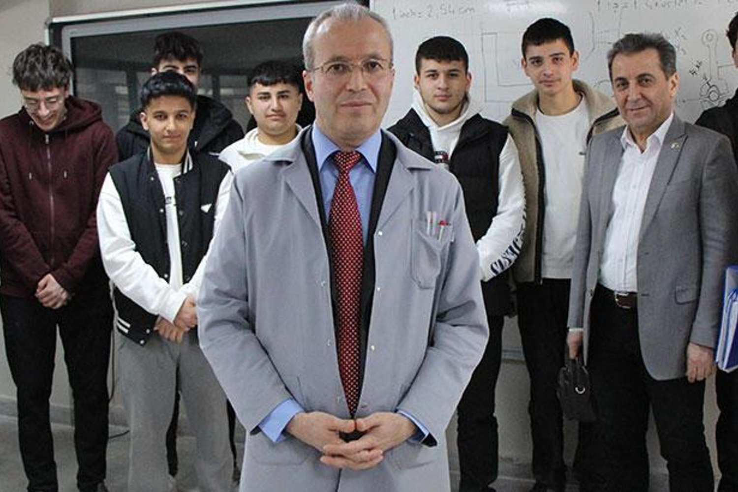 Polislik Mesleğinden Öğretmenliğe Uzanan İlginç Hikaye: 55 Yaşında Emekli Olabilecekken 65’e Uzattı!