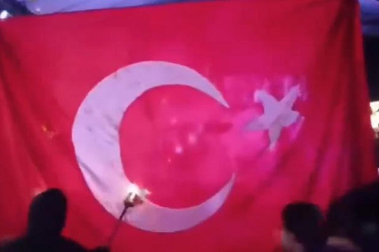 Ermeni Provokasyonu: Erivan'da Türk Bayrağı Yakıldı