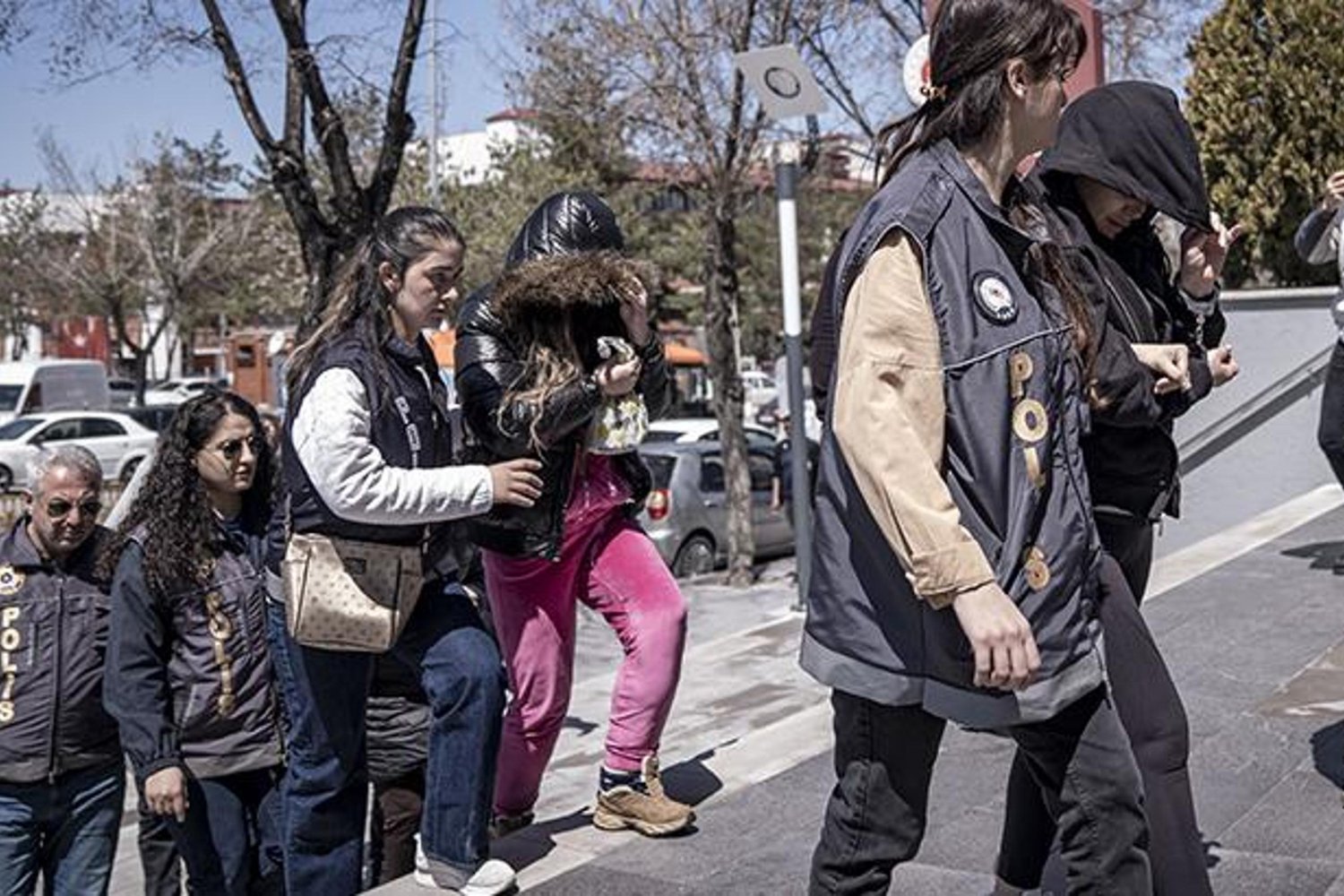 İzmir'de Fuhuş Operasyonu: 10 Gözaltı, 23 Kadın Kurtarıldı