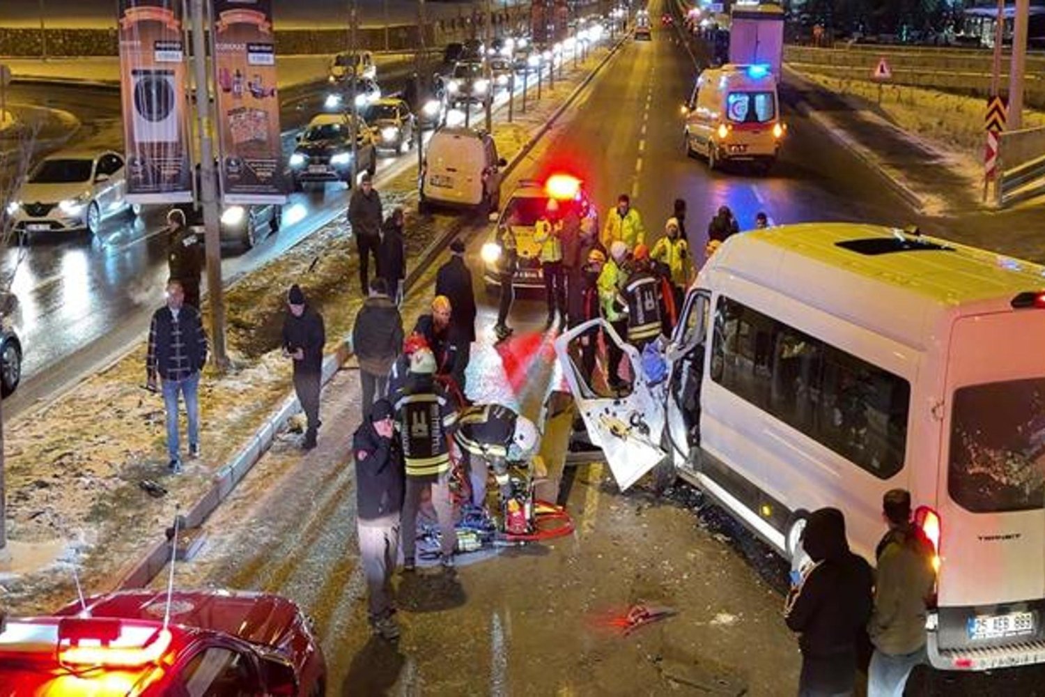 Erzurum'da Buzlanma Kazalarına 5 Kişi Yaralandı: 8 Araç Hurdaya Döndü