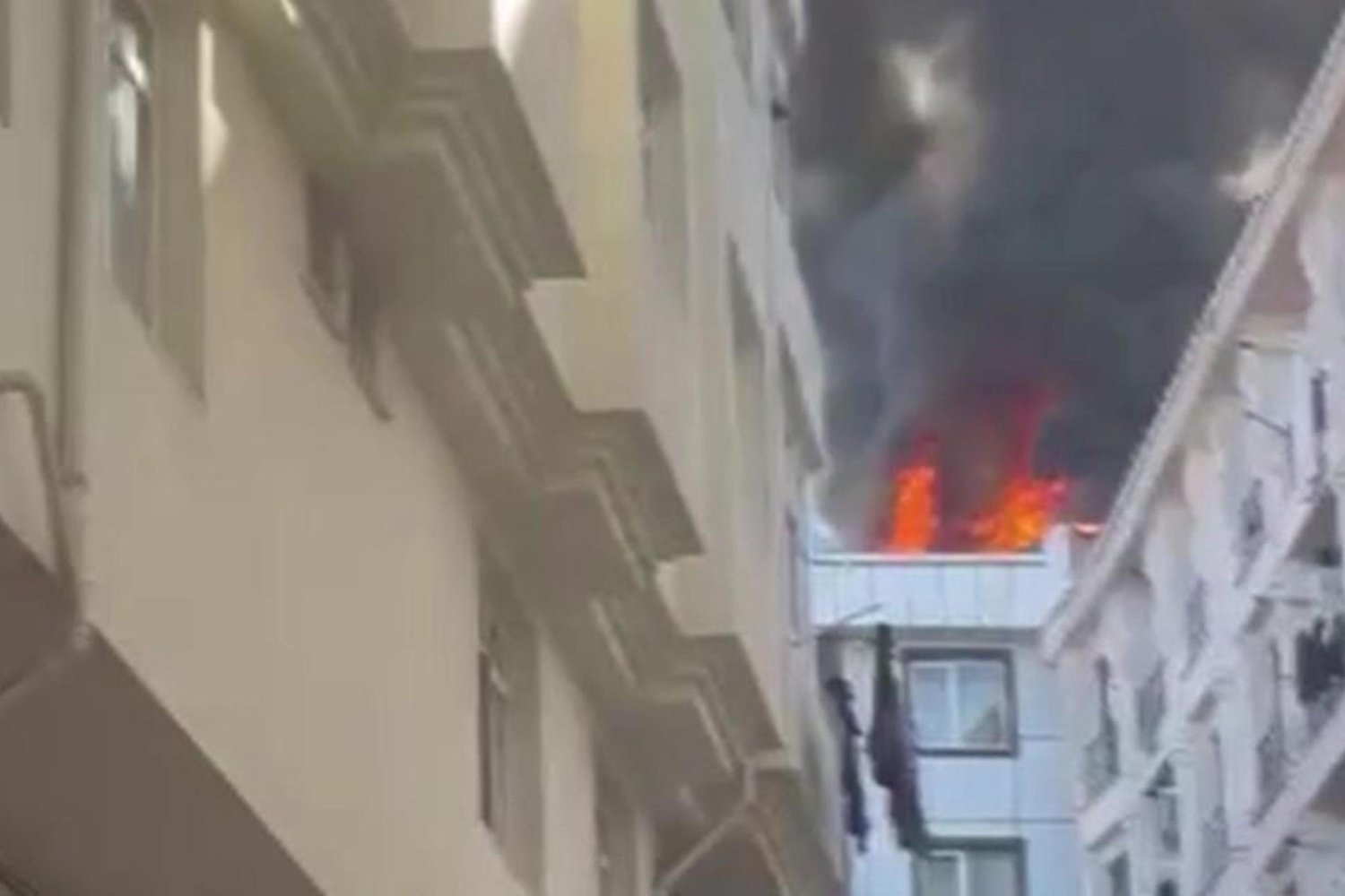 Esenyurt'ta Yangın Paniği! Binalar Alevlere Teslim Oldu