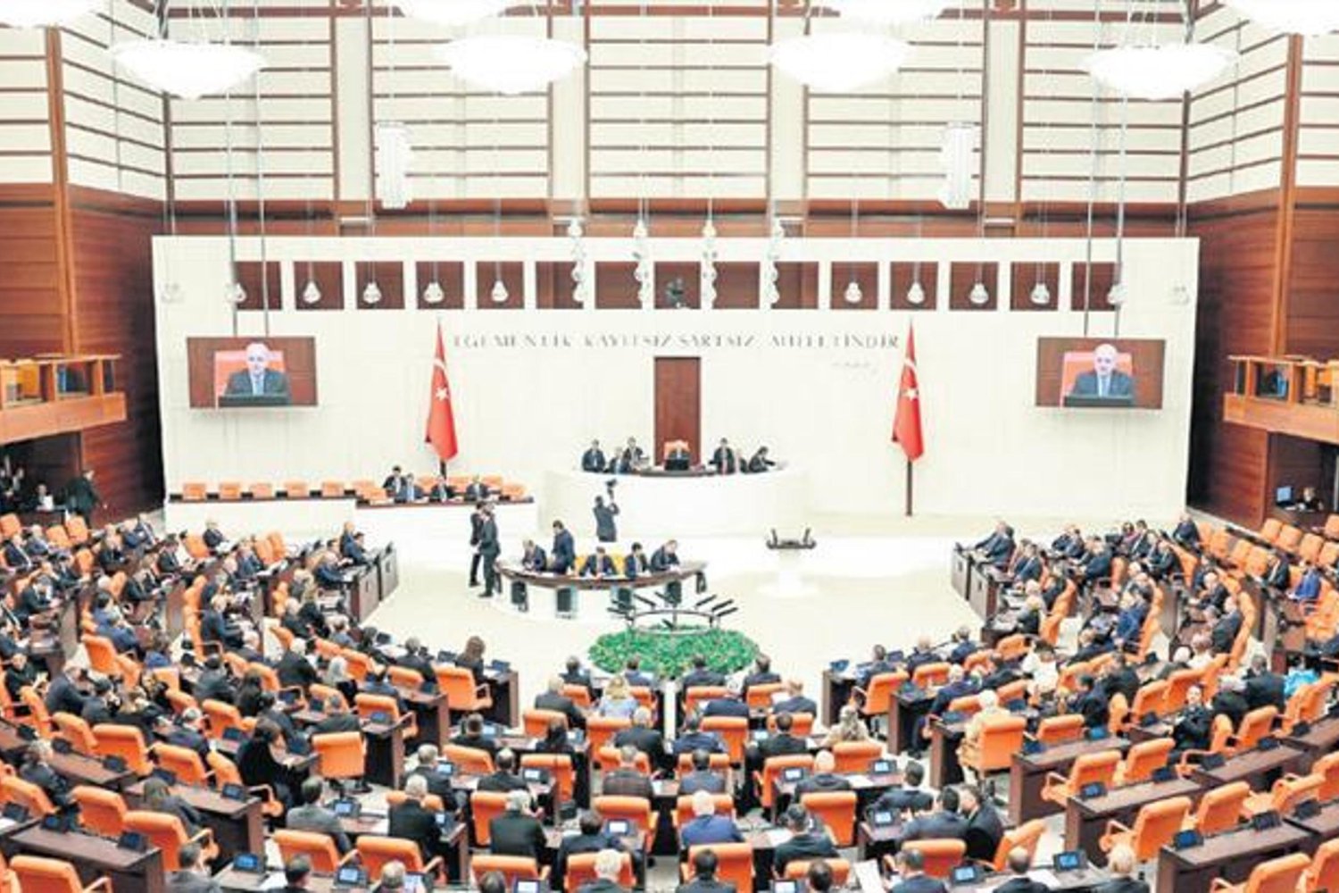 Konut ve İş Yeri Tahsislerinde Yeni Düzenleme: Tapu Devri Sınırları ve İşletme Projeleri