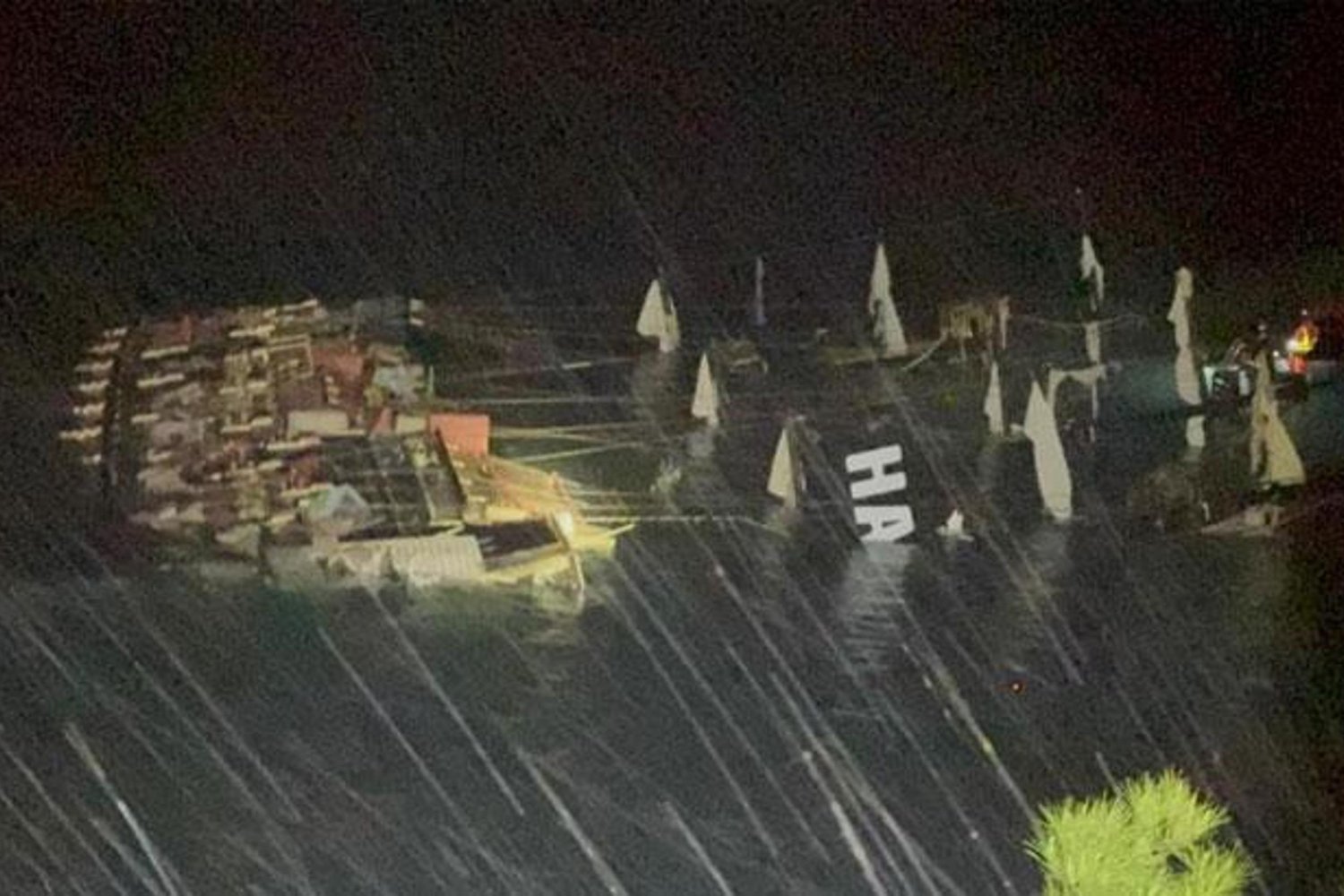 Muğla'da Kayalıklara Çarpan Tekne Battı, 6 Kişi Kurtarıldı, Kayıp Aranıyor