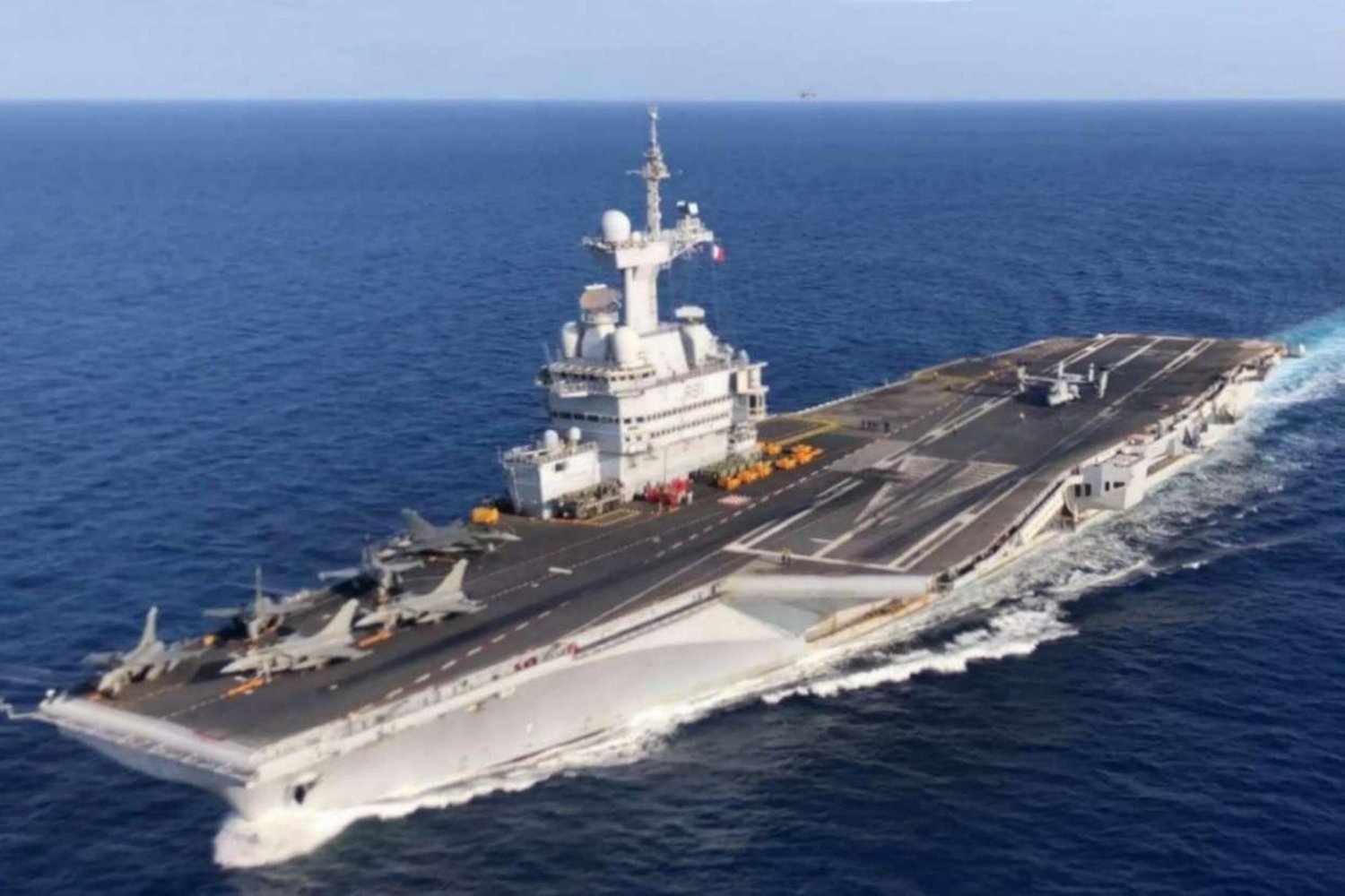 Doğu Akdeniz'de Gerginlik Artıyor: Fransa'nın Suda Deniz Üssü'ndeki Uçak Gemisi Yanaşıyor