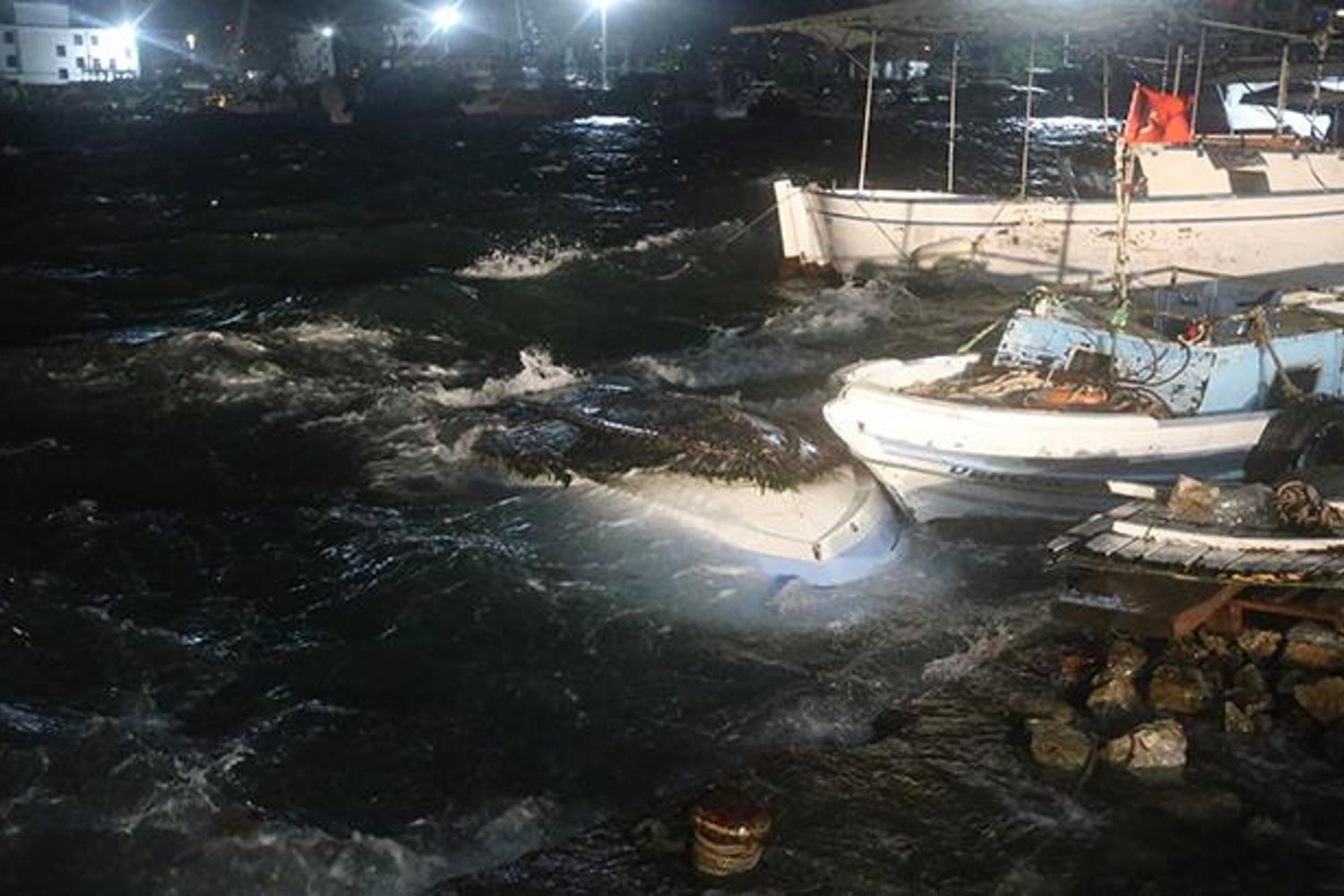 İskenderun ve Arsuz'da Gece Başlayan Şiddetli Fırtına Hava Koşullarını Felç Etti