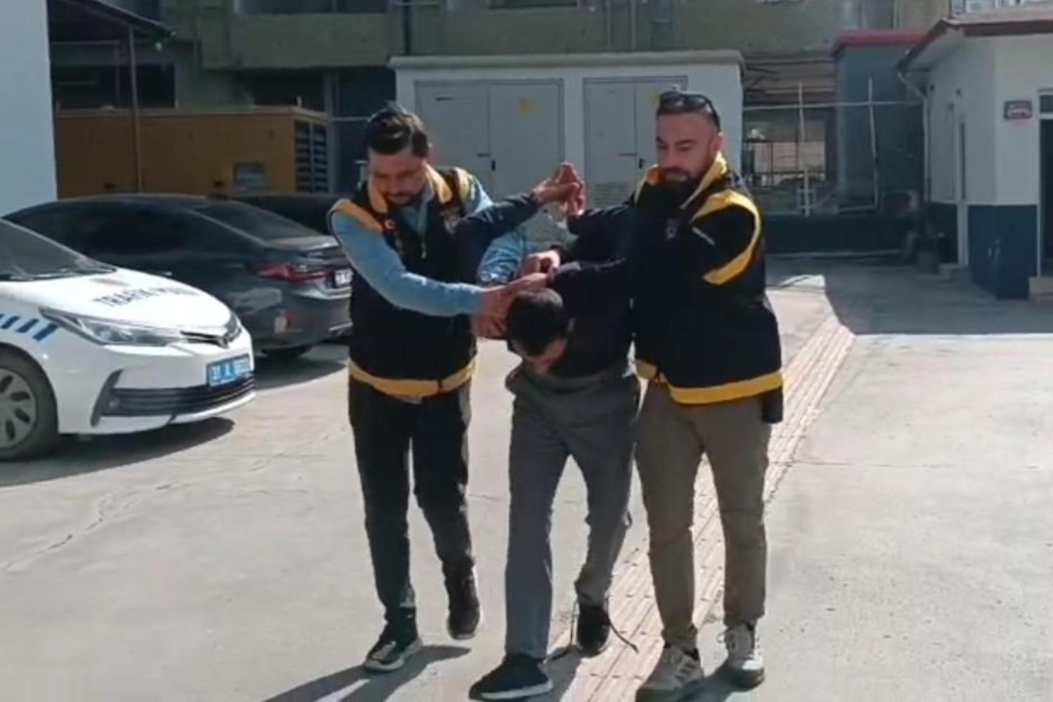 İskenderun'da Restoran Girişinde Silahlı Saldırı Dehşeti: 3 Yaralı!