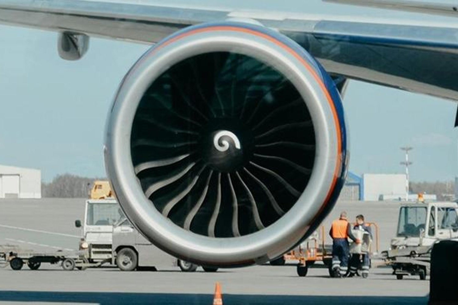 Enerji Krizi Uçuşları Vurmayı Sürdürüyor: Havalimanlarında Yakıt Kısıtlaması