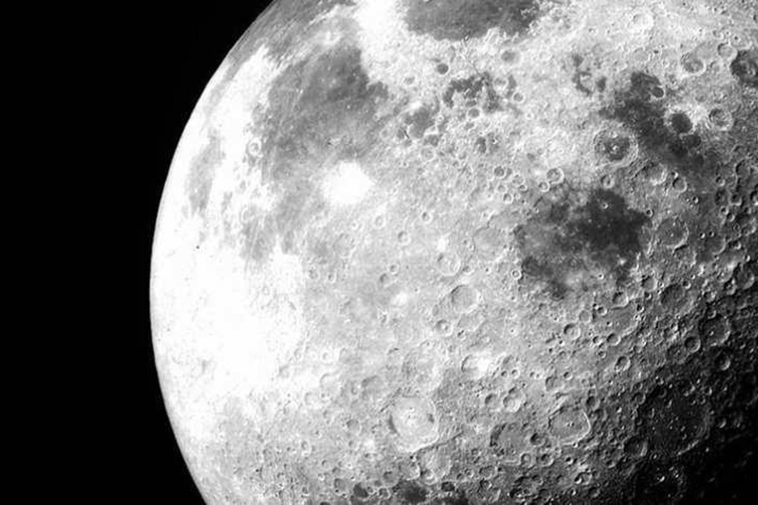 İnsanlık Tarihinde En Uzak Noktaya Ulaşan Artemis II Astronotları Ay'ın Karanlık Yüzünü Gözlüyor