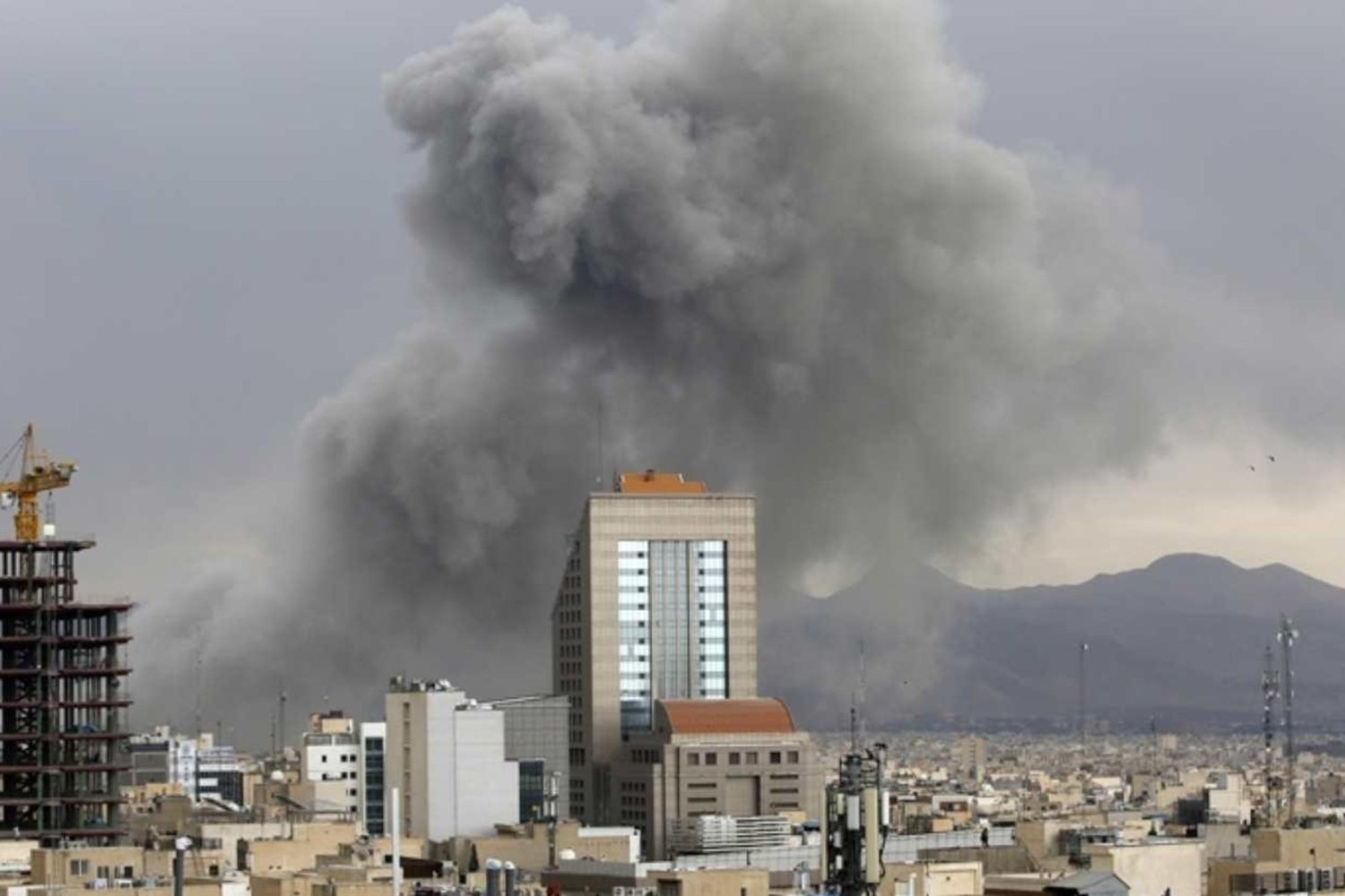 İran'da ABD ve İsrail Saldırıları Sonrası 942 Okul ve Sivil Yapı Hasar Gördü