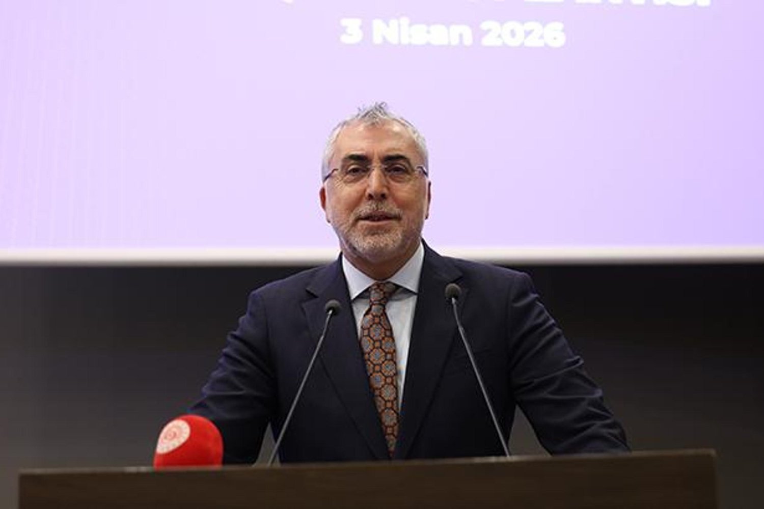 İş ve Ekonomi Güç Birliği: Bakan Işıkhan İzmir Toplantısında Türkiye'nin Çalışma Düzenini Anlattı