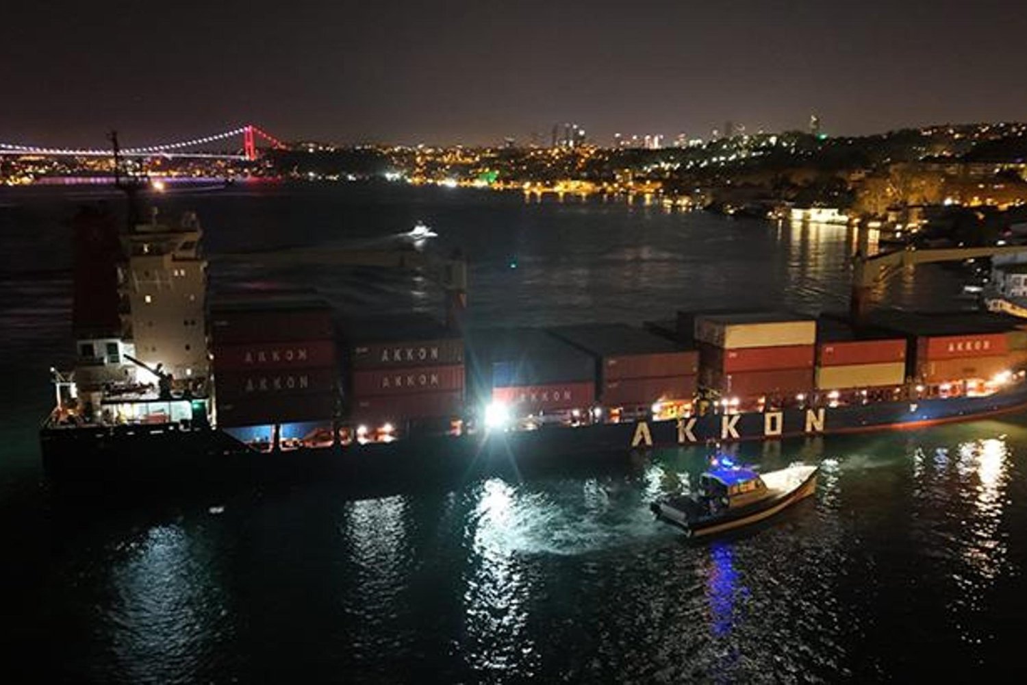 İstanbul Boğazı'nda Düğüm: Konteyner Gemisi Yalıya Yaklaştı, Kurtarma Operasyonu Sürüyor