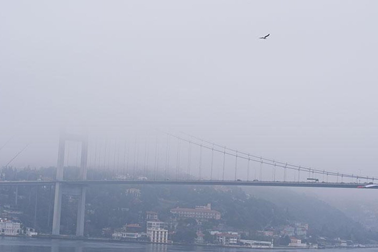 İstanbul'da Yoğun Sis Etkisi: Görüş Mesafesi Düştü, Köprüler Kapandı!