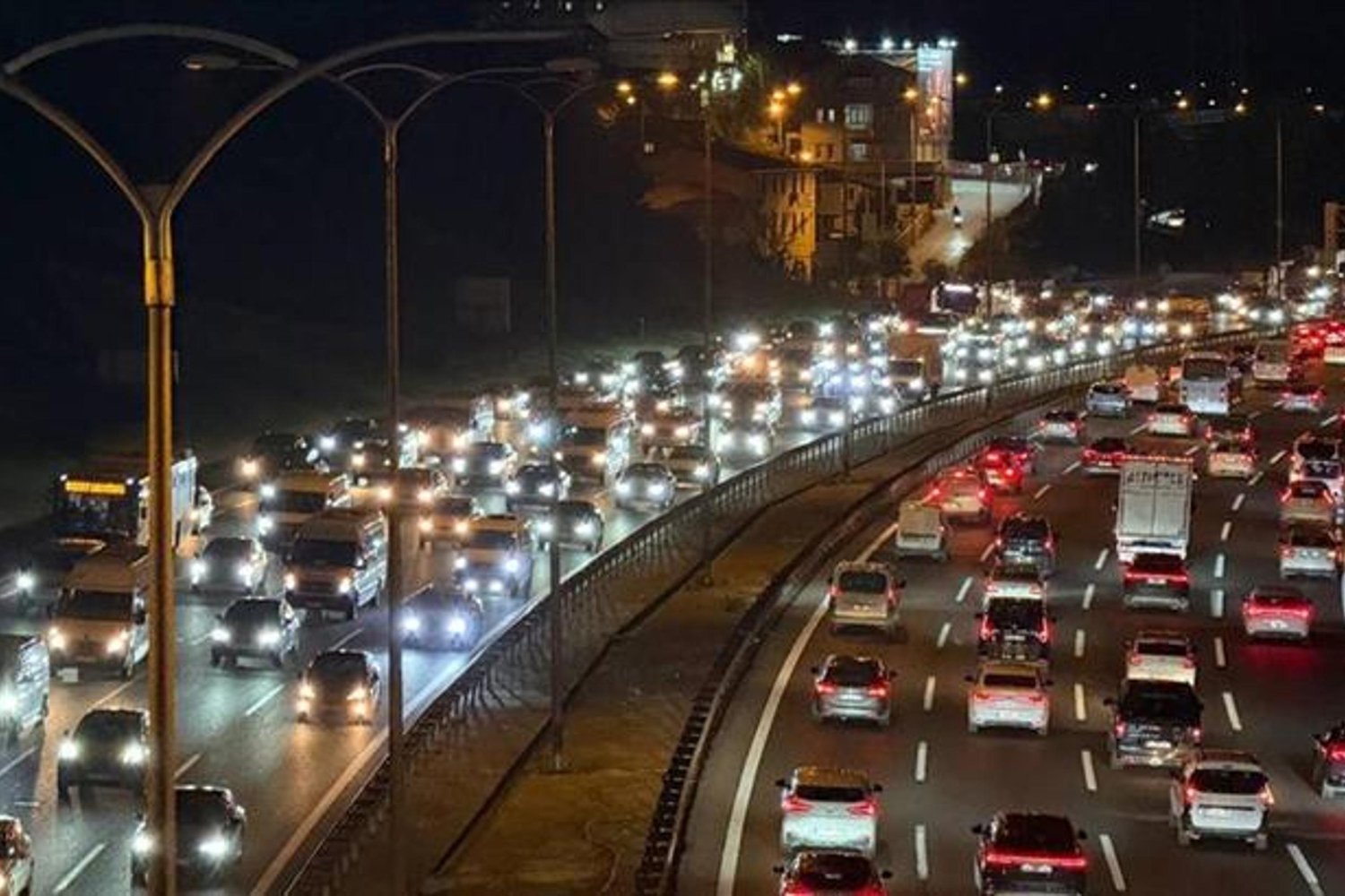 İstanbul'da Yoğun Trafik Uyarısı: Avrupa ve Anadolu Yakası”nda Trafik Durumu Güncel
