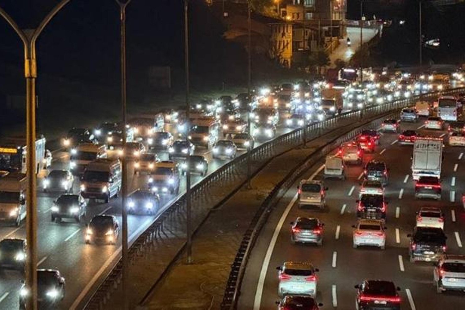 İstanbul Trafik Yoğunluğu Güncel Durum: Avrupa ve Anadolu Yakası'nda Katılım Yoğunluğu Sürüyor