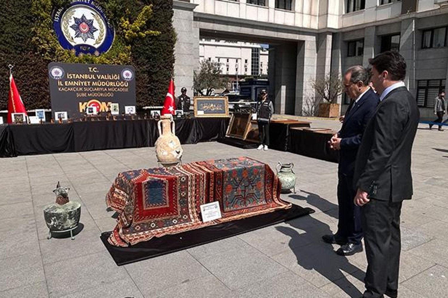 İstanbul'da Tarihi Eser Operasyonu: Osmanlı ve Selçuklu Dönemine Ait 374 Eser Ele Geçirildi