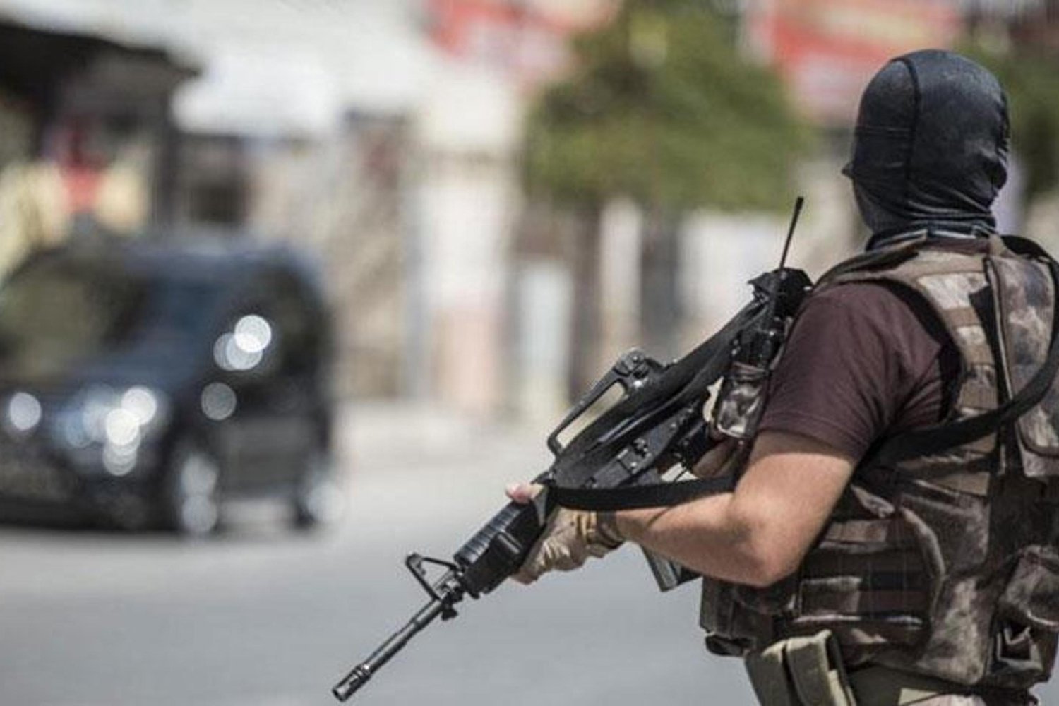 İstanbul Beşiktaş'ta Silahlı Saldırı: 2 Polis Hafif Yaralandı, 3 Şüpheli Gözaltında