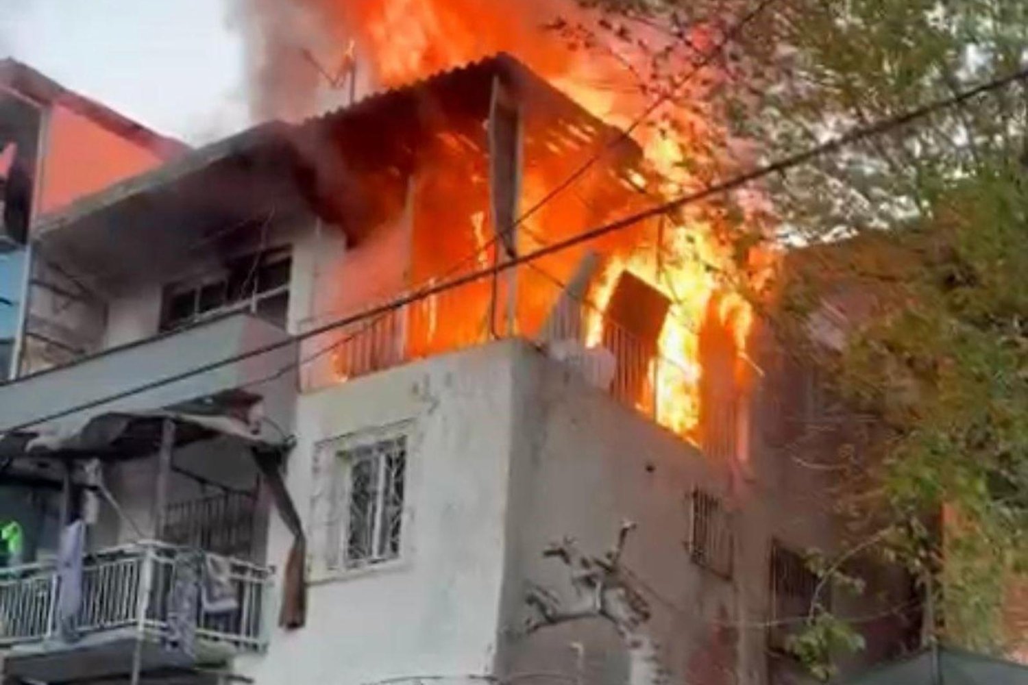 İzmir'de Uyuşturucu Operasyonu: 10 Gözaltı, Silah ve Binlerce Hap Ele geçirildi