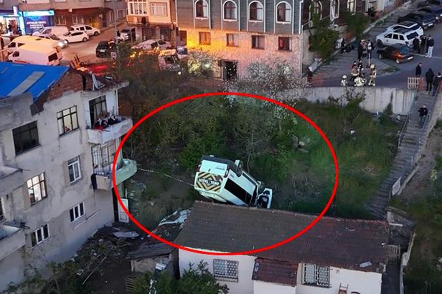 Korkutucu Kaza! Okul Servisi Çatıya Düştü: Sürücü Hayatını Kaybetti