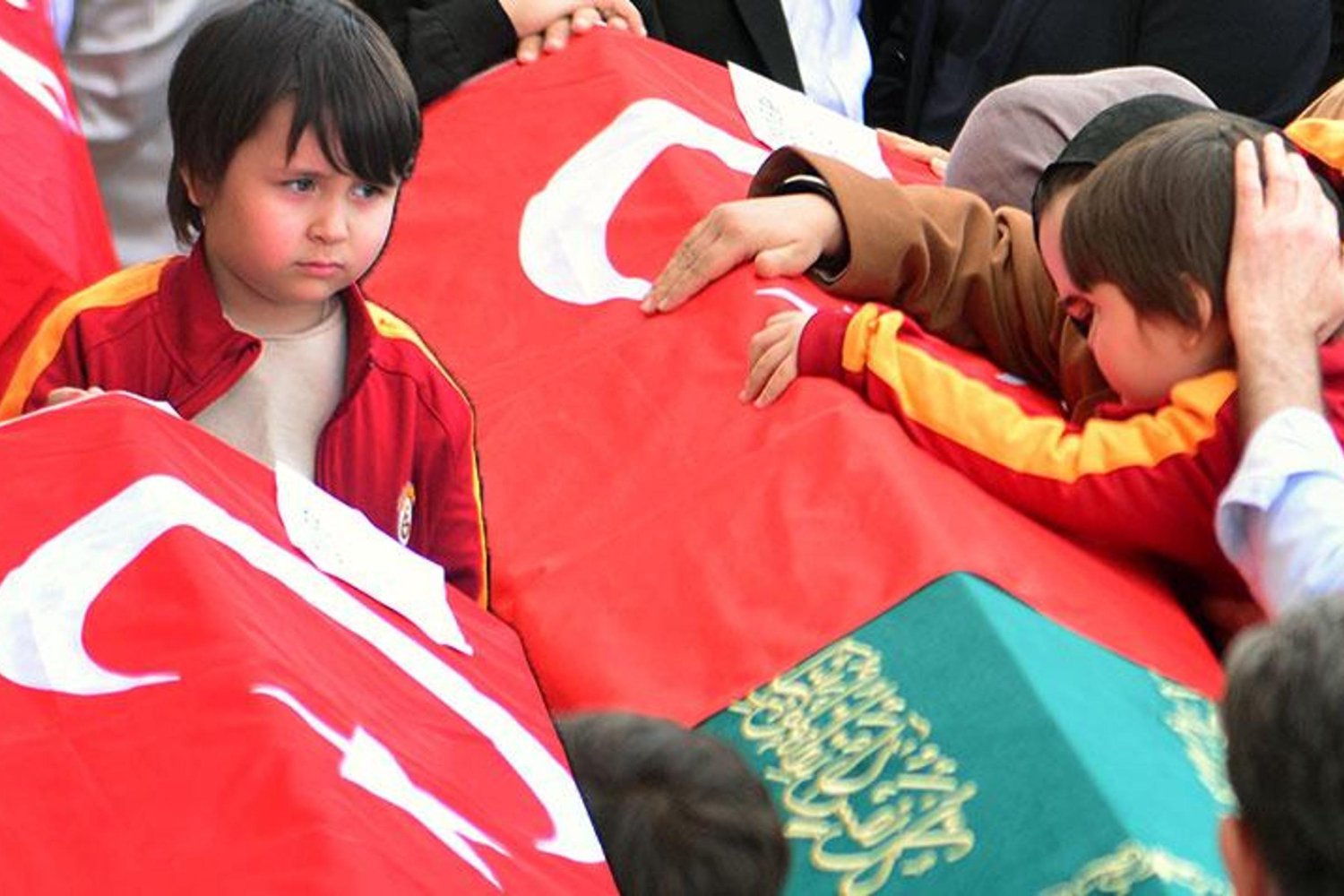 Ünlü İsimler Göz Kamaştıran Kıyafetleriyle Gözleri Üzerine Çekti