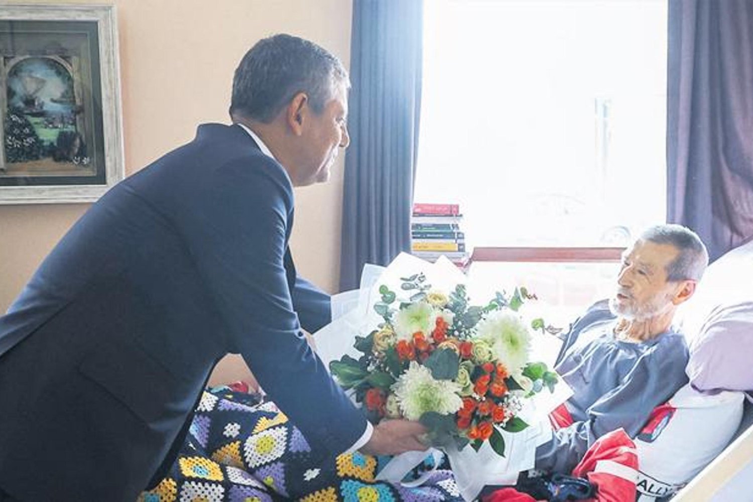 Özgür Özel İspanya’ya Gidiyor: Sosyalist Enternasyonal Toplantısında Kritik Görüşmeler