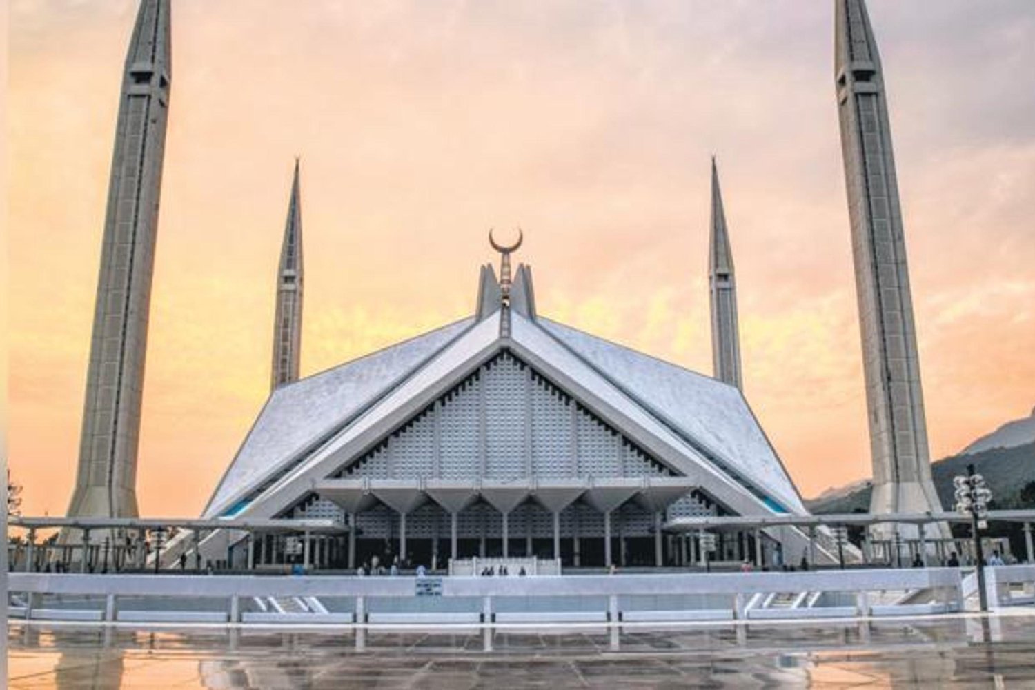 İslamabad Faysal Camii Güvenlik Önlemleriyle Dikkat Çekiyor