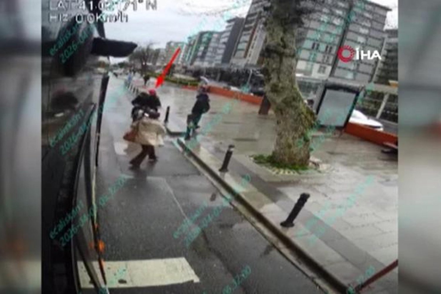 Küçükçekmece’de Otobüsten inen kadına motosiklet çarptı: Kamera kaydetti