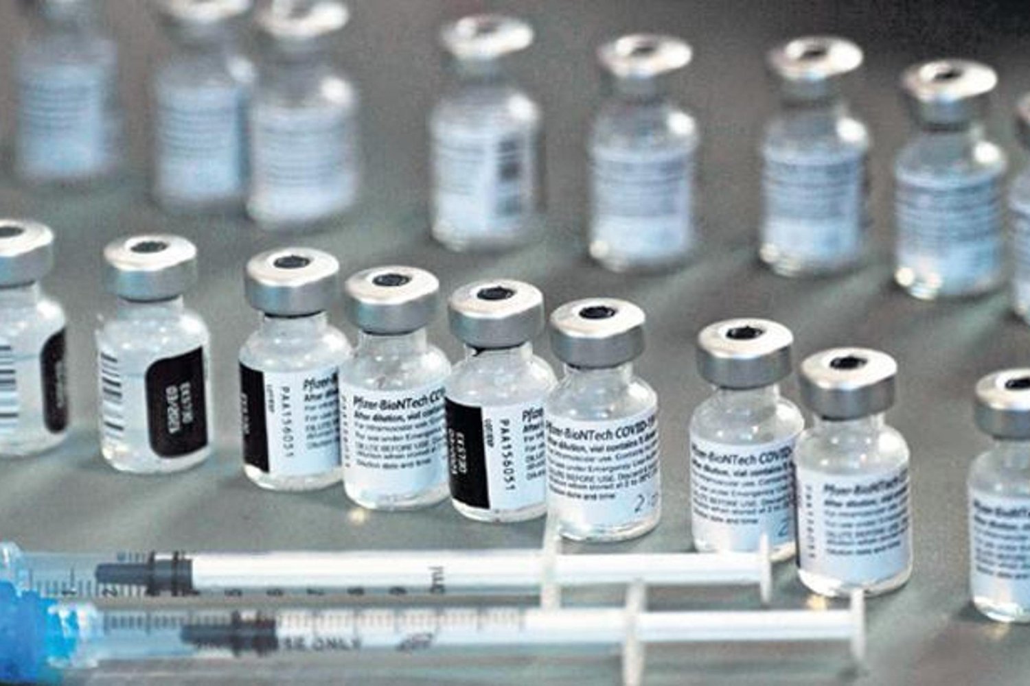 Pfizer ve Polonya’dan Sıkı Yasal Mücadele: Aşı Teslimatları Gecikebilir