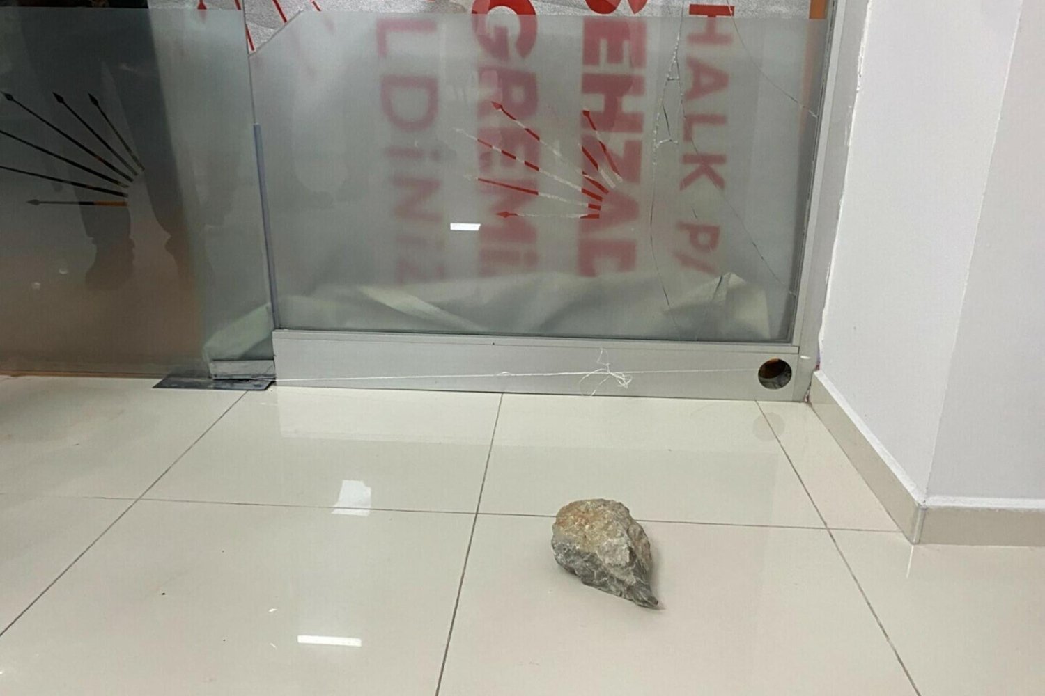 Manisa'daki CHP İlçe Binasına Taşlı Saldırıda Şüpheli Teslim Oldu