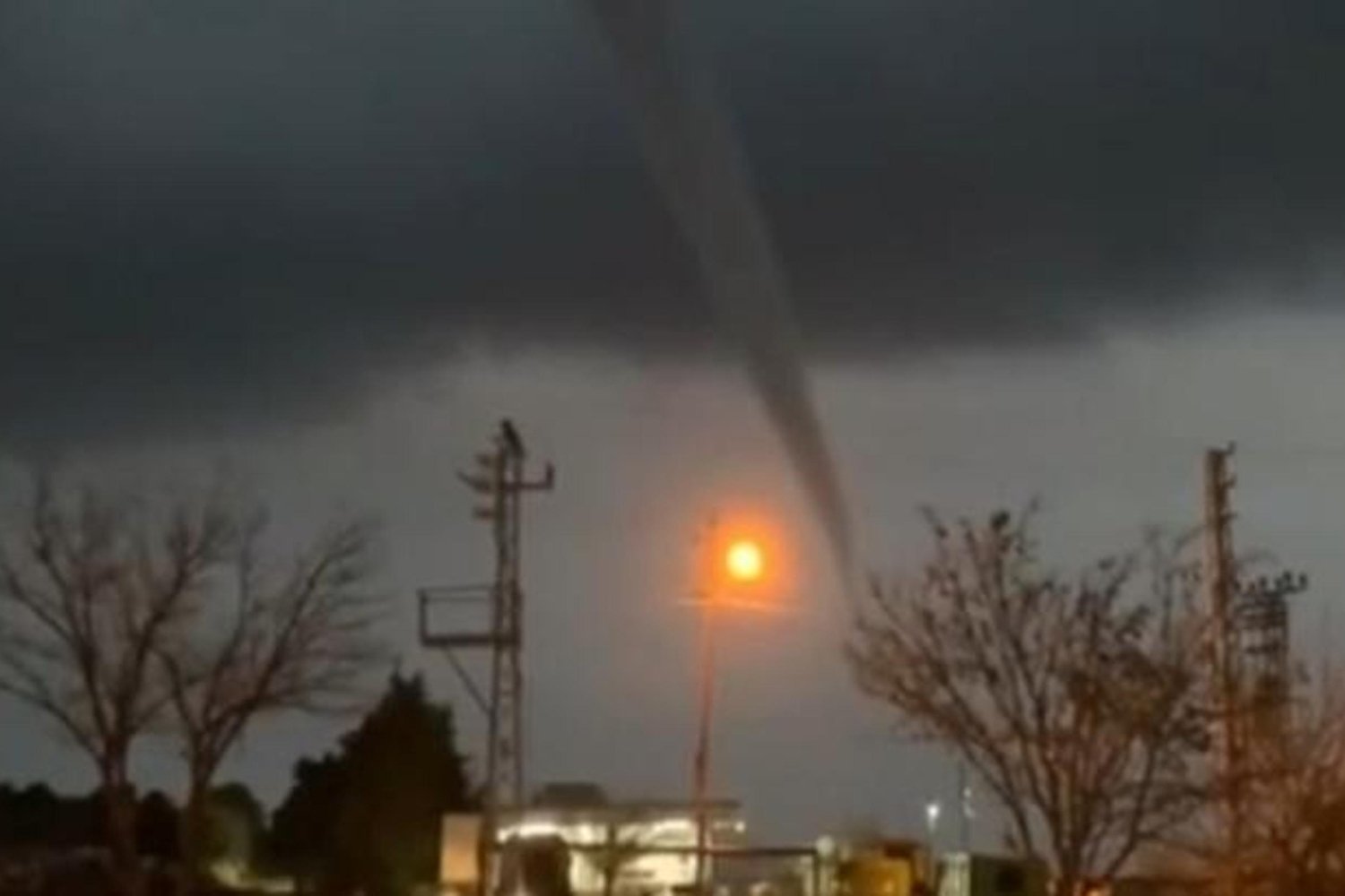 Kızıltepe'de Kısa Süreli Hortum Şoku: Anlar Cep Telefonu Kamerasında