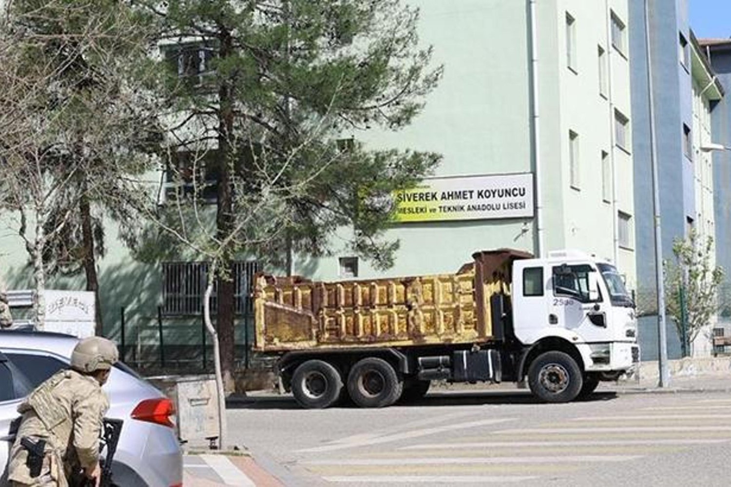 Şanlıurfa'da Lisede Silahlı Saldırı: Yaralı Öğrenciler Var