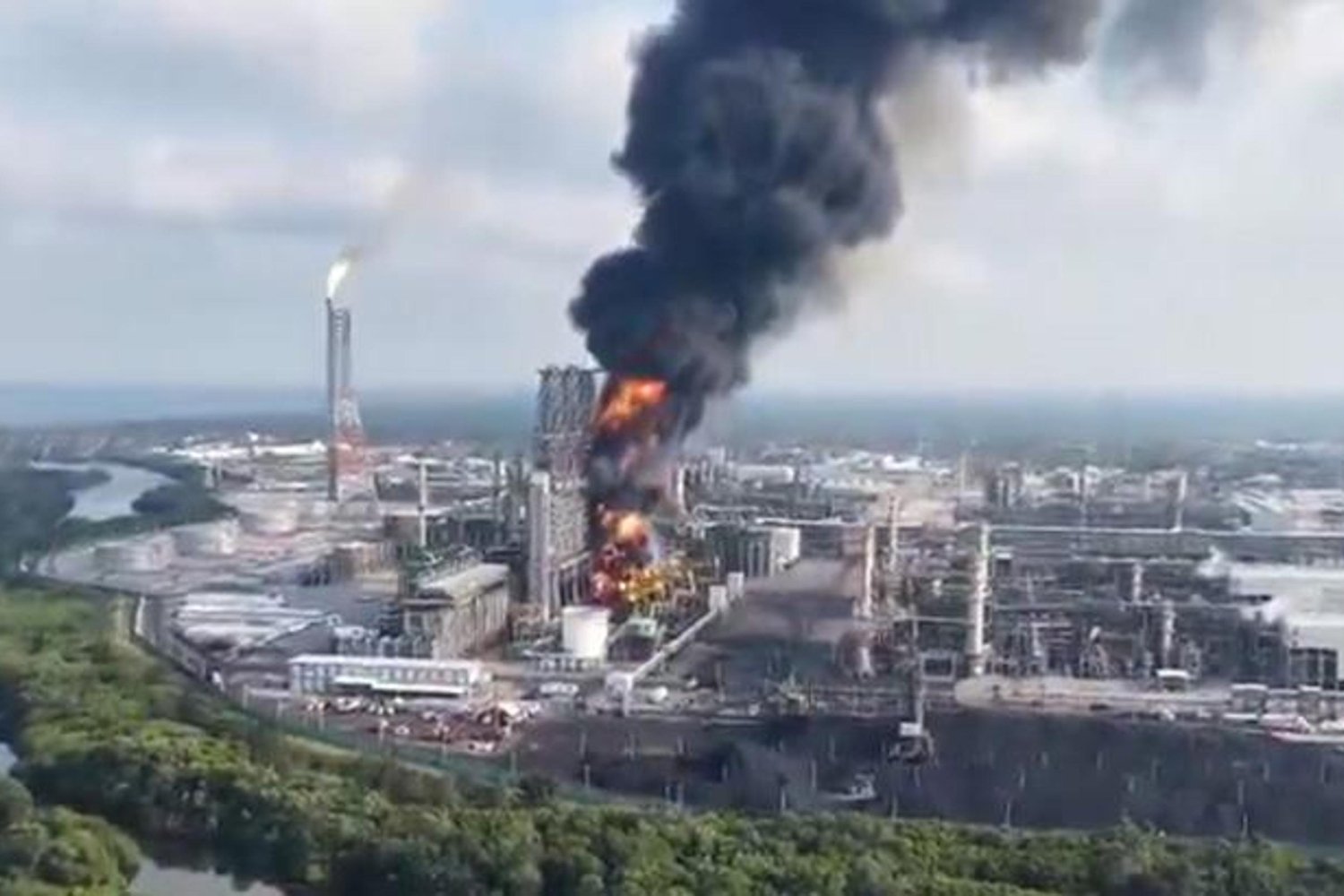 Meksika'da Yangın Panik Yarattı: Olmeca Rafinerisinde Yangın Kontrol Altında