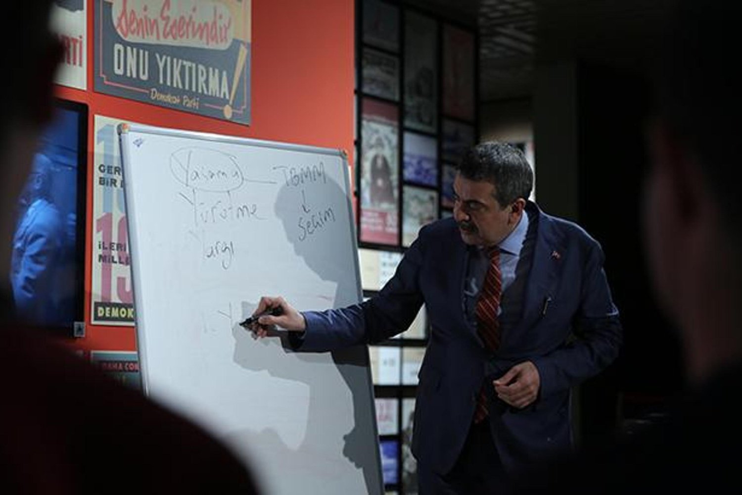 Türk Demokrasi Tarihi ve Nisan Ayının Önemi Üzerine Bakan Tekin'den Öğrencilere Bilgilendirme